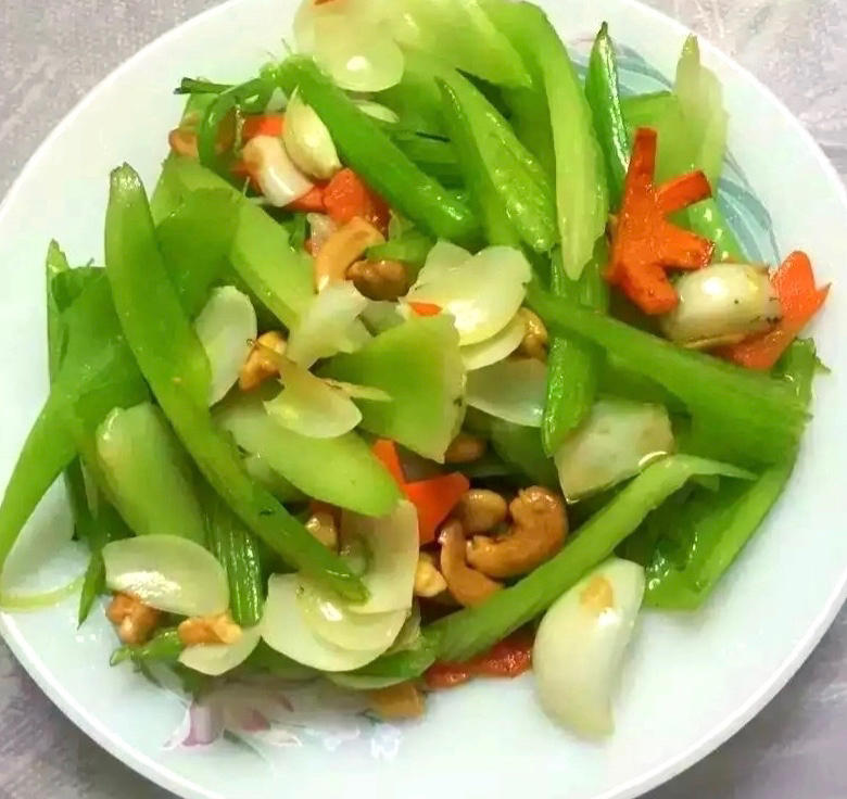 西芹百合炒腰果|马克西姆不粘锅
