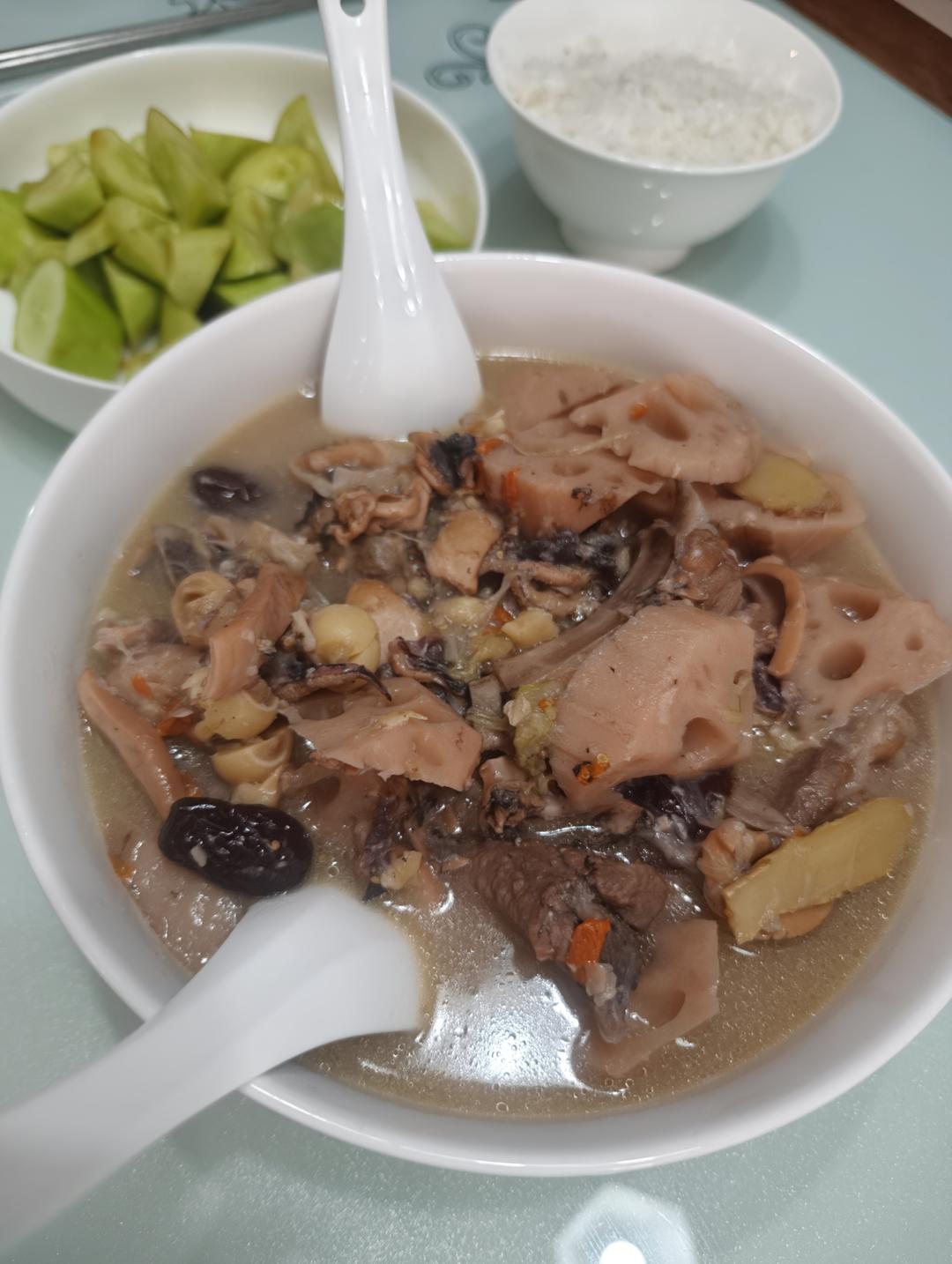 墨鱼干莲藕汤(补血养胃)