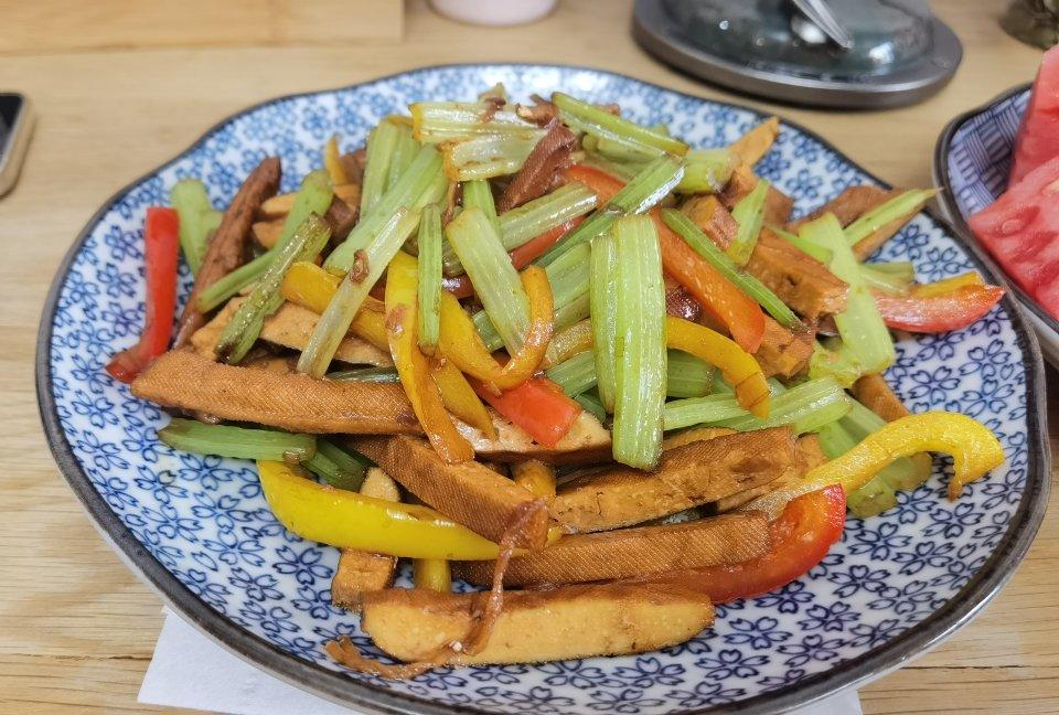 午餐晚餐简单快手下饭菜芹菜炒香干