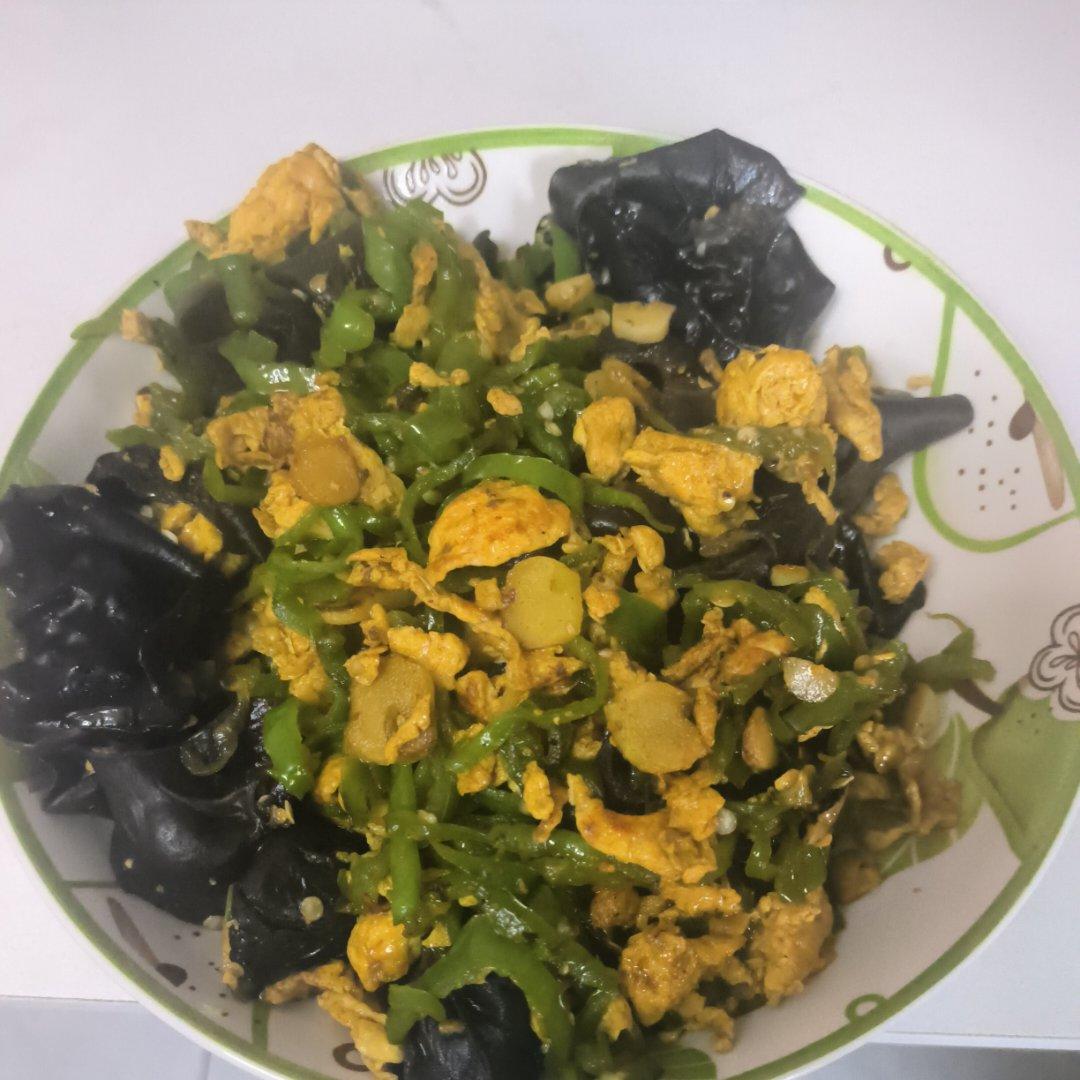 黑木耳青椒炒鸡蛋（营养又下饭）