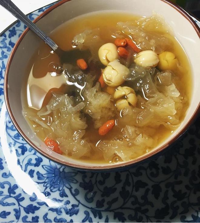 红枣莲子银耳枸杞汤～的做法