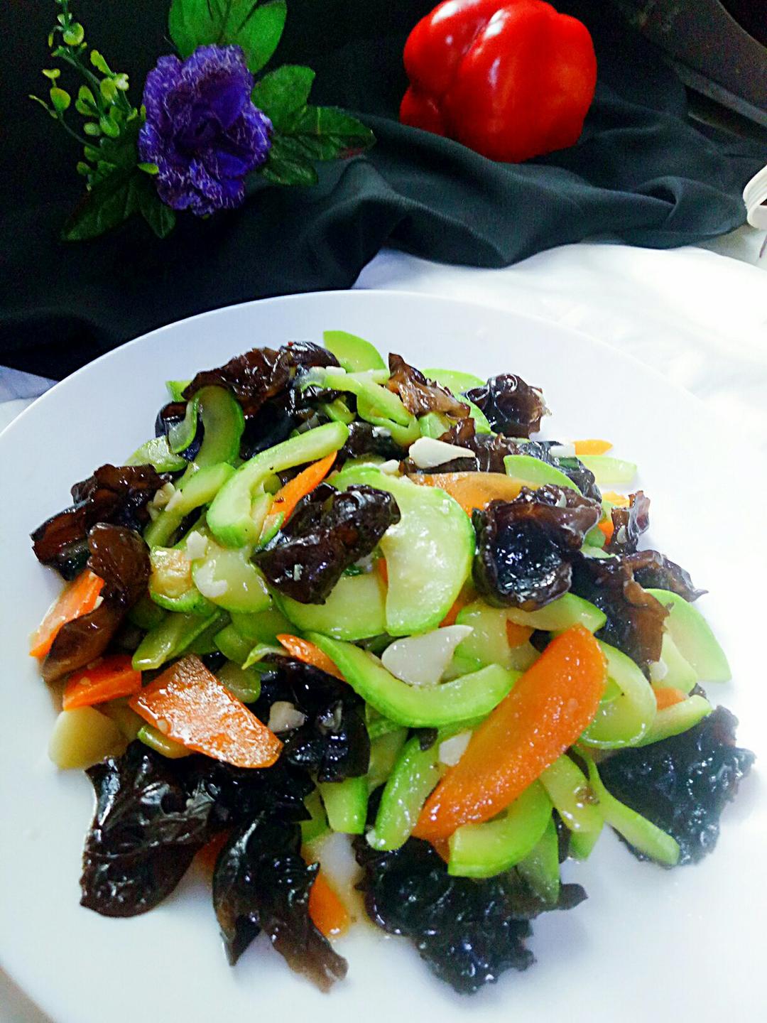 蒜蓉木耳西葫芦