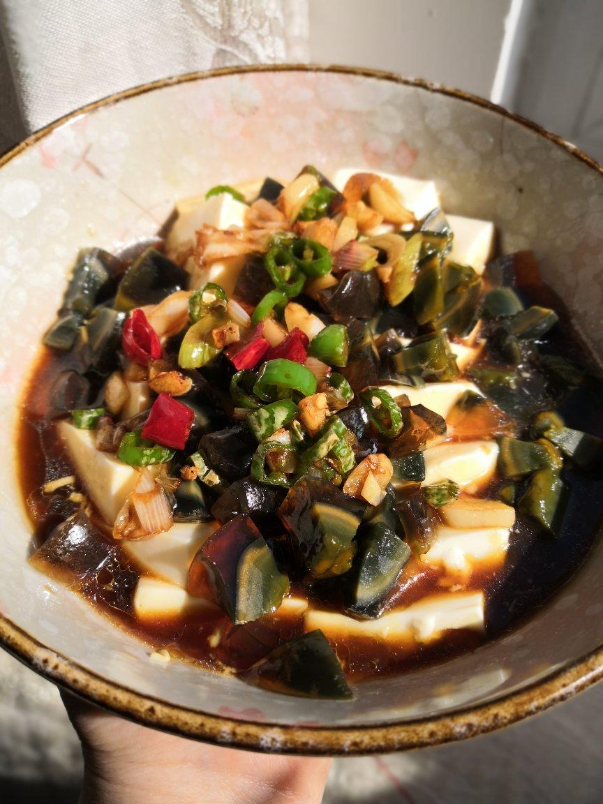 双椒拌皮蛋豆腐