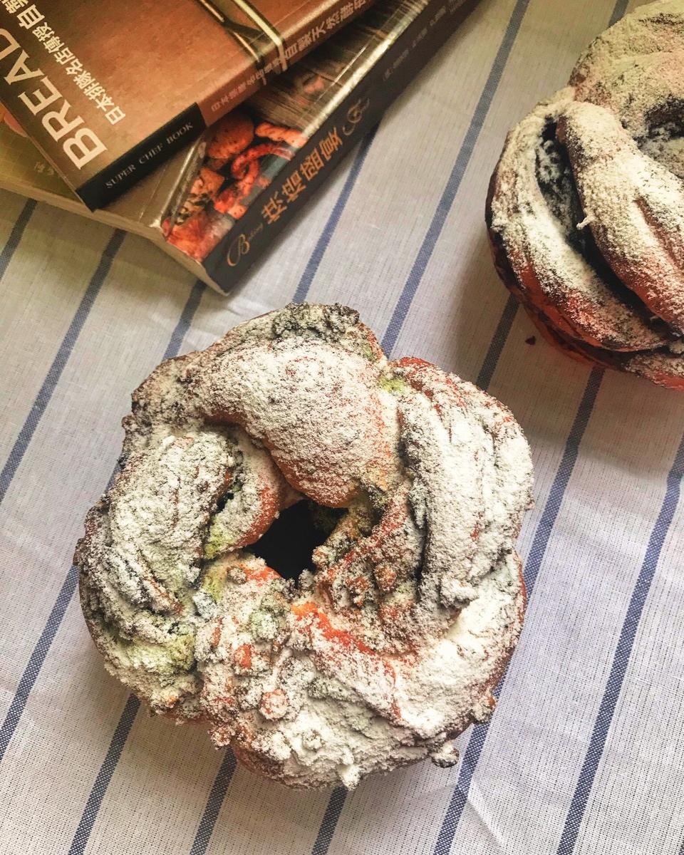 圣诞巧克力坚果麋鹿花环面包