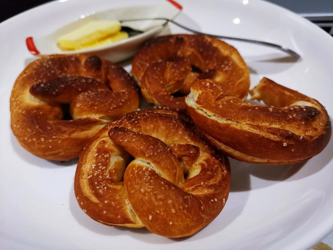 🥨黑麦碱水包Brezel🥨（小苏打版）