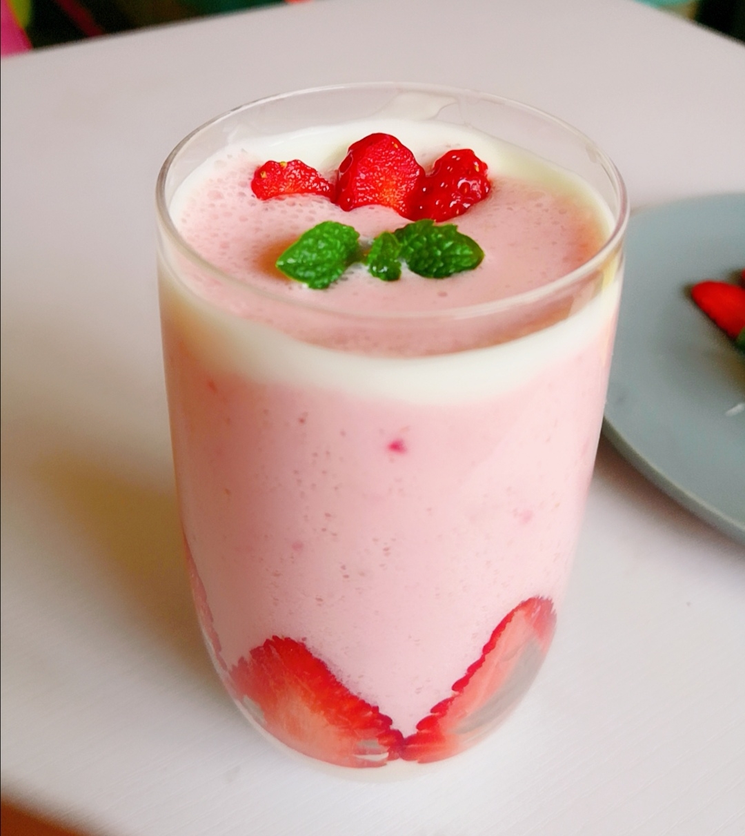 颜值超高的草莓🍓奶昔的做法