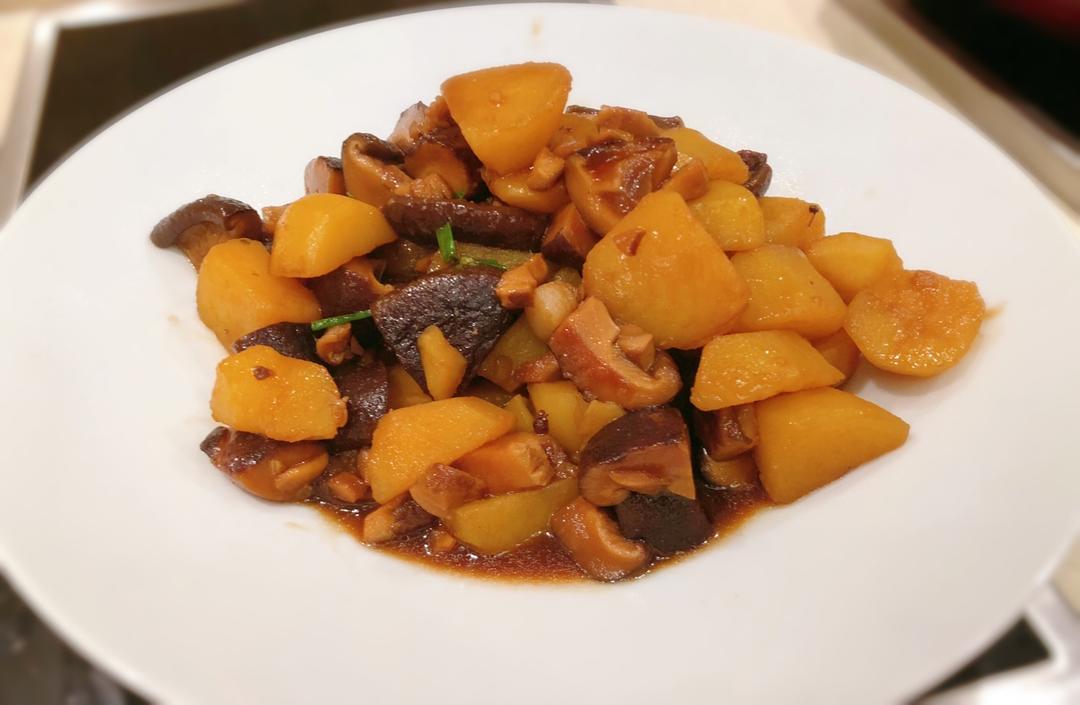甜甜咪做的红烧土豆香菇