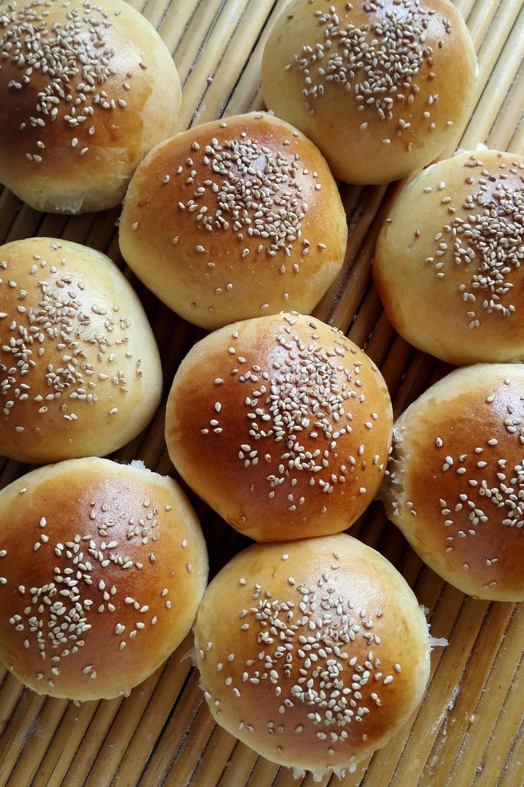 多多团做的小小豆沙芝麻球面包