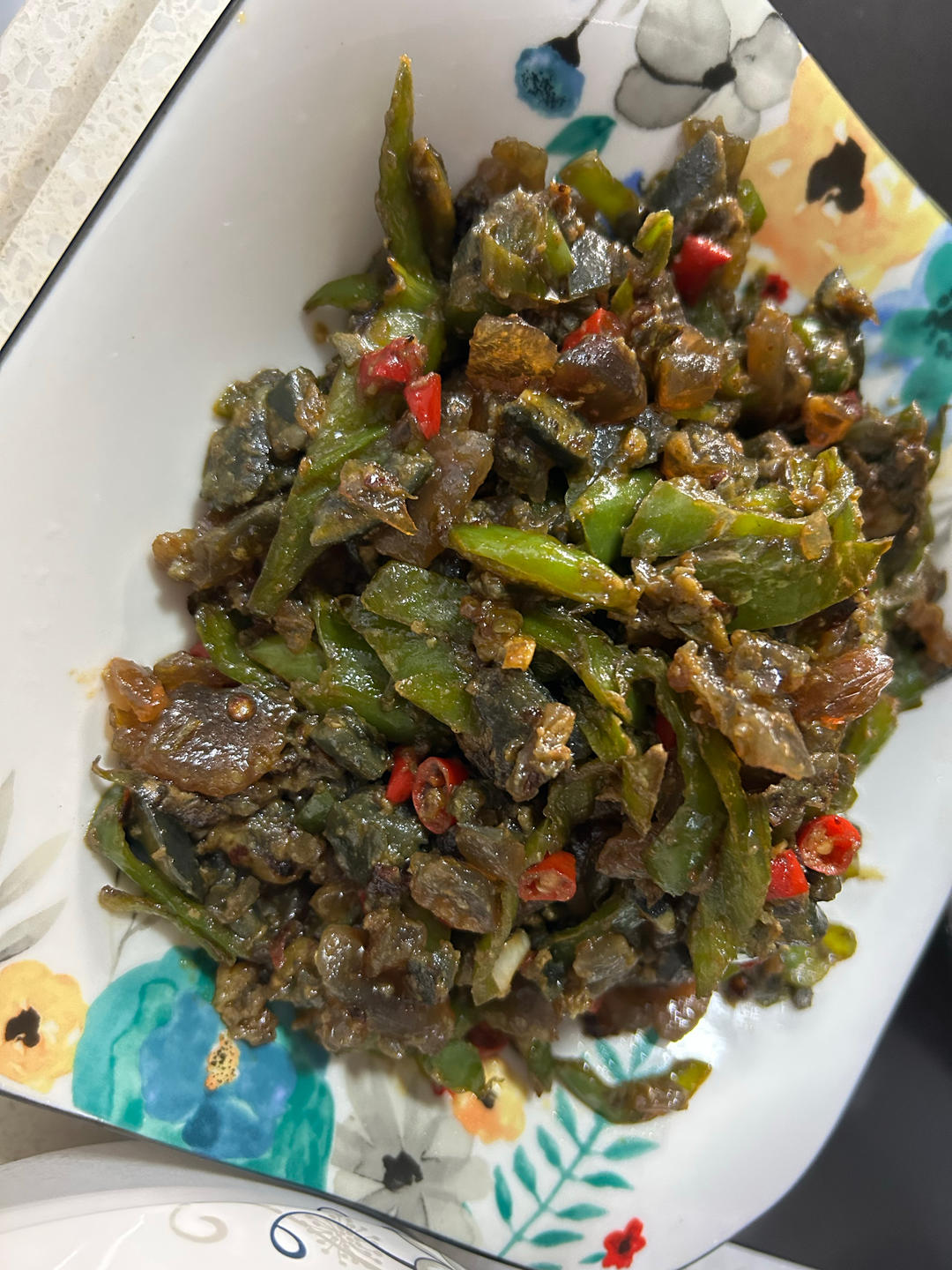 每个人都可以下三碗饭的辣椒擂皮蛋