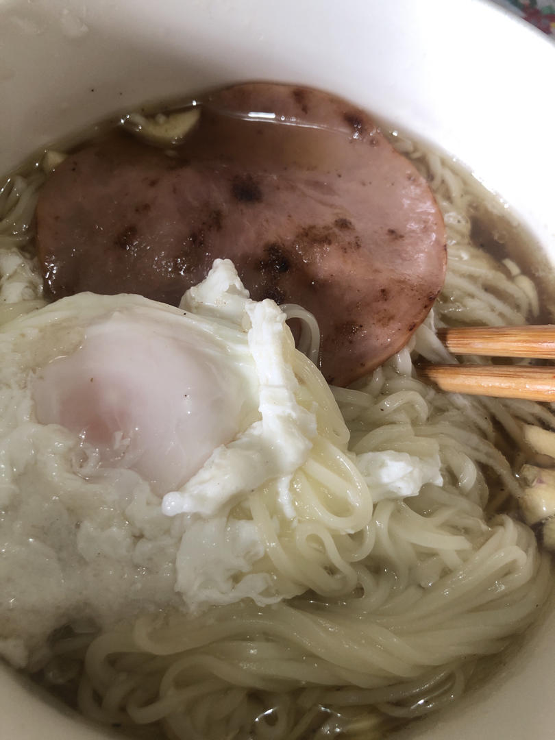 一碗清汤面 🍜 —— 秋日里的治愈系