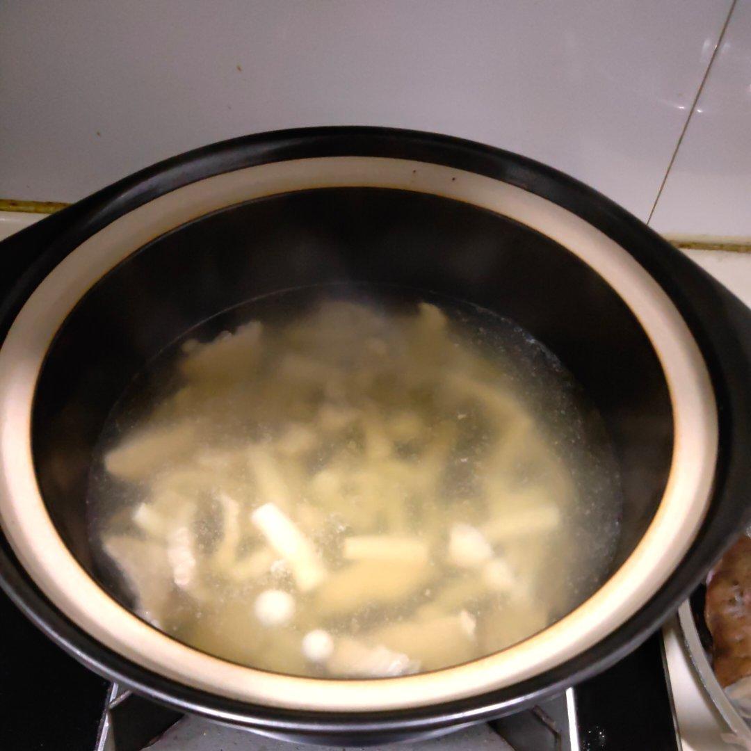 超级鲜既好做的海鲜菇肉圆汤