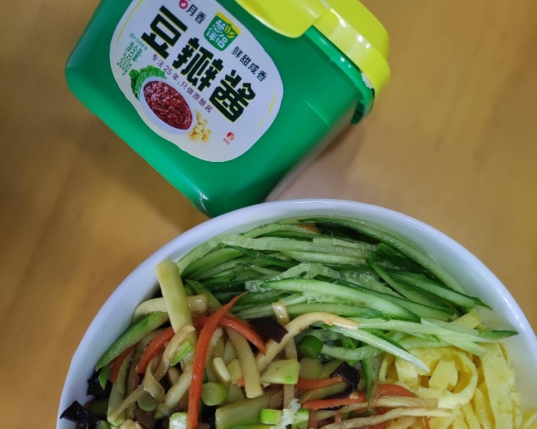 拌酱香杂蔬面的做法