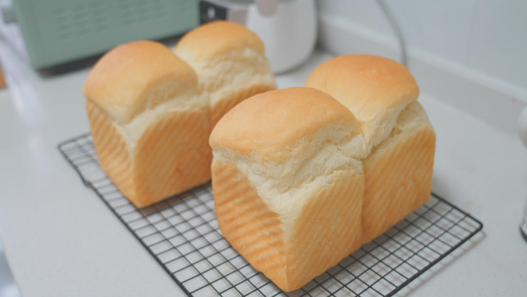 奶呼呼的厚炼乳吐司