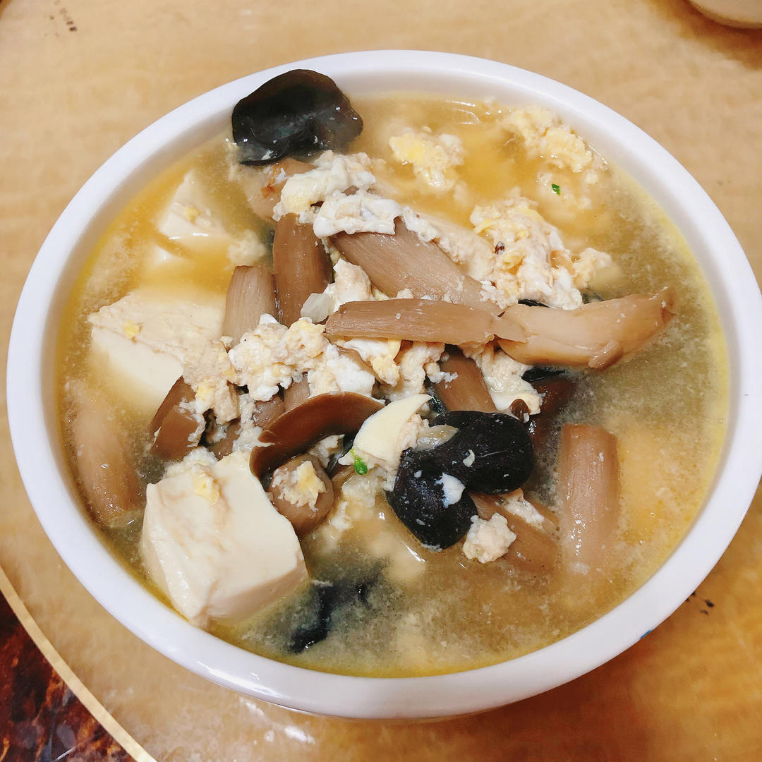 鲜掉眉毛的菌菇豆腐汤