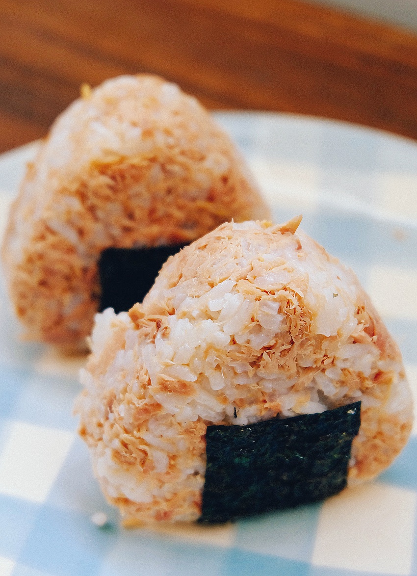 不羁少年胖四哥做的吞拿鱼饭团tunaonigiri