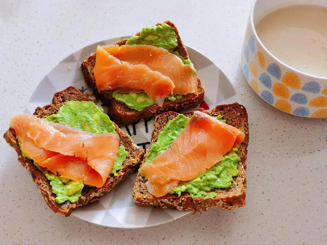 低脂高蛋白之                        烟熏三文鱼配牛油果吐司