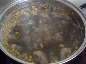 木瓜黄豆牛尾汤的做法 步骤3