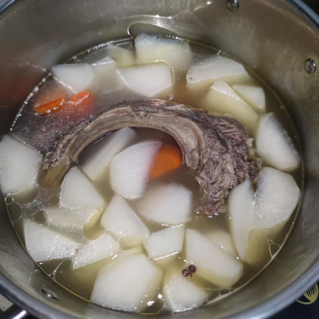 秒杀餐厅的浓郁萝卜炖牛腩(清汤)