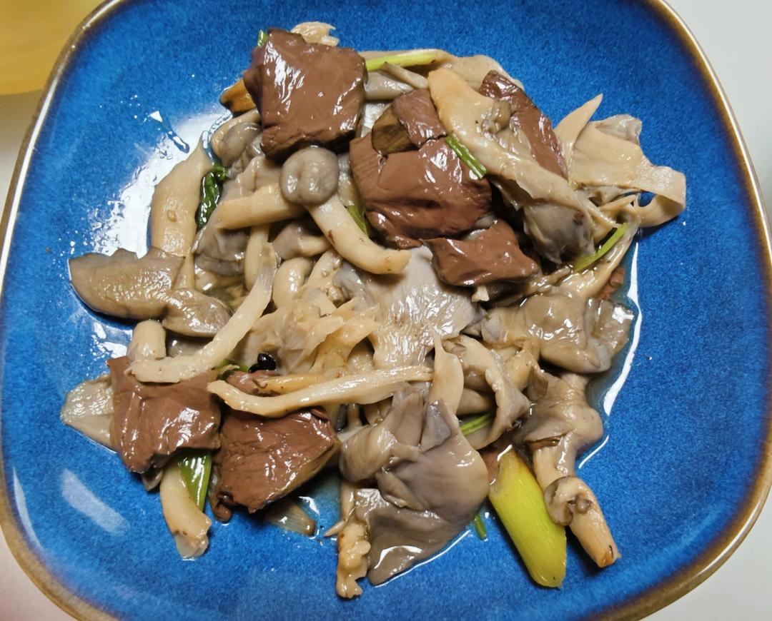 平菇炒鸭血
