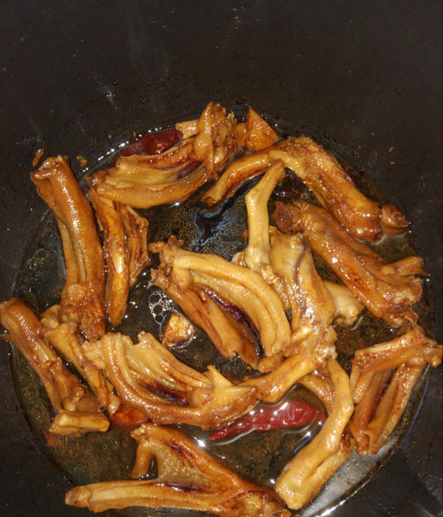 做个勤劳的小吃货做的香卤鸭掌(好吃得不得了)