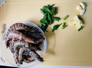 红烧大明虾的做法 步骤2