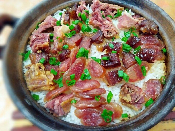 初铭妈做的腊味煲仔饭