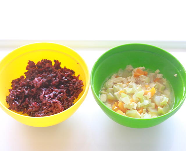 苏蒂宝宝餐：黑米饭+西芹胡萝卜烩豆干的做法