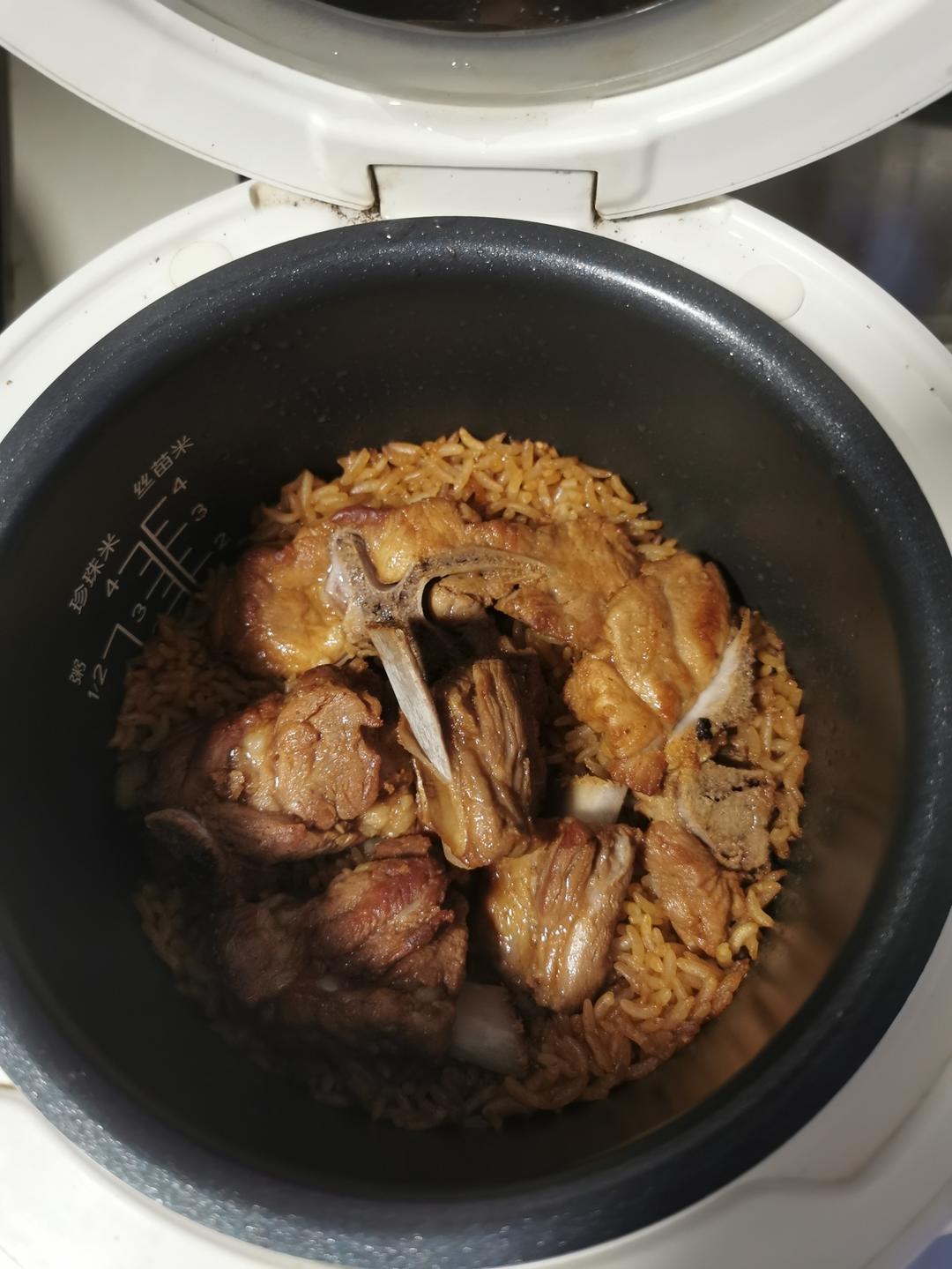 【排骨焖饭】