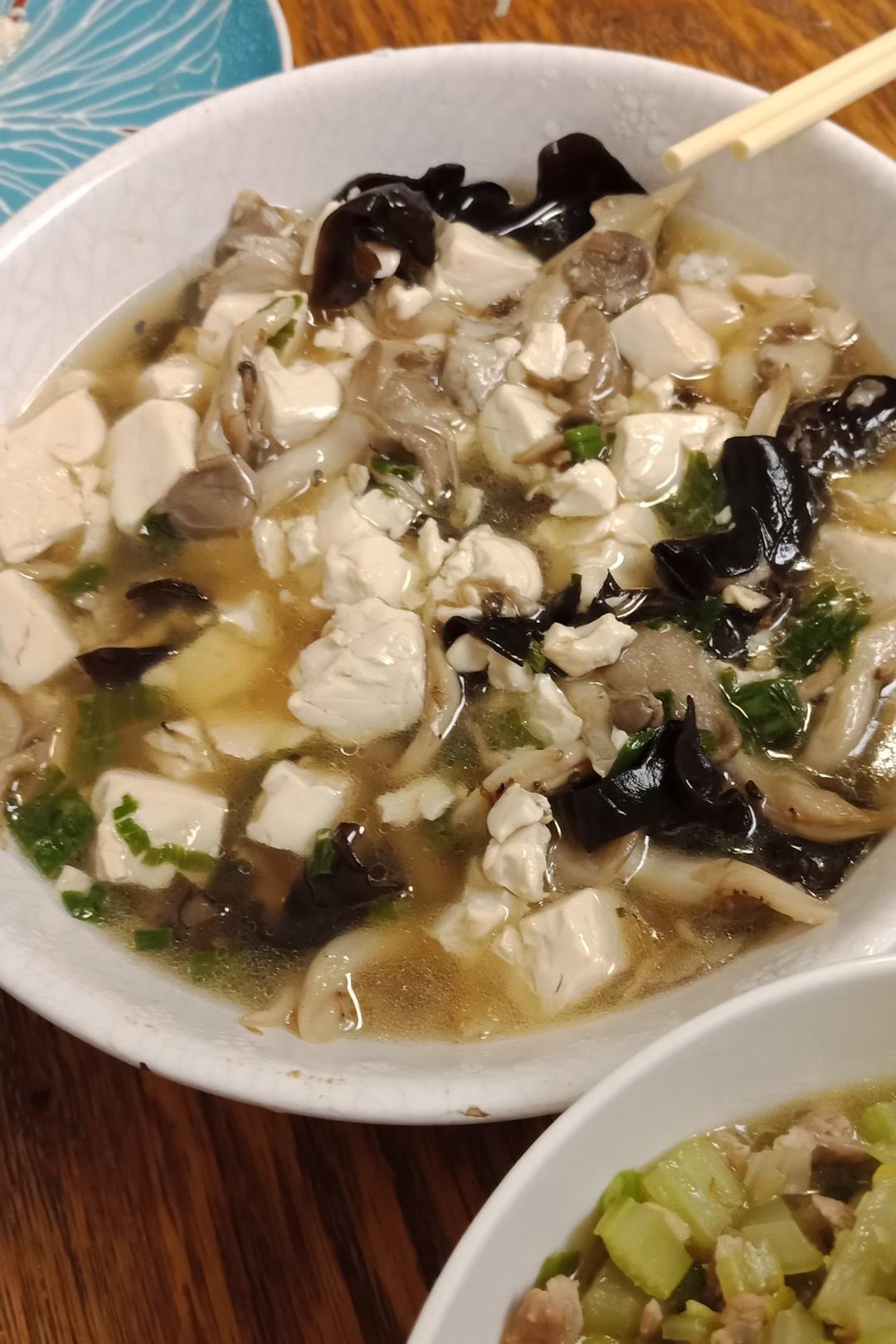 蘑菇煨豆腐（快手菜）