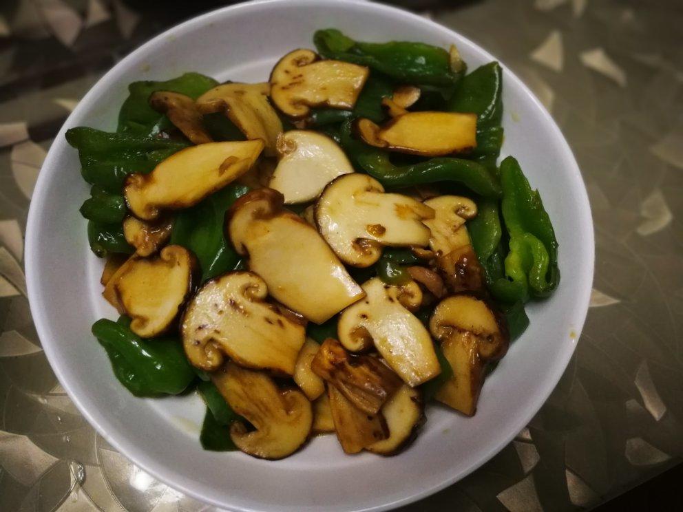 爱悦悦的妈妈做的青椒炒松茸