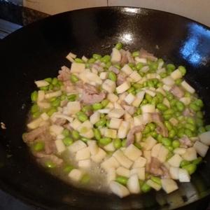 毛豆茭白炒肉的做法 步骤2
