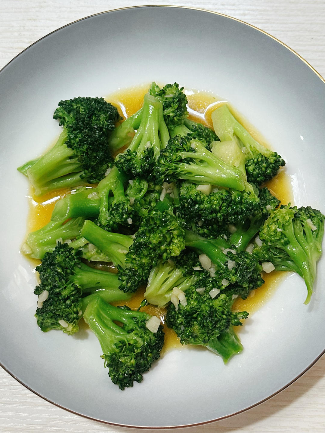 好吃到爆的耗油蒜蓉西兰花(从不修图，喜欢请关注)