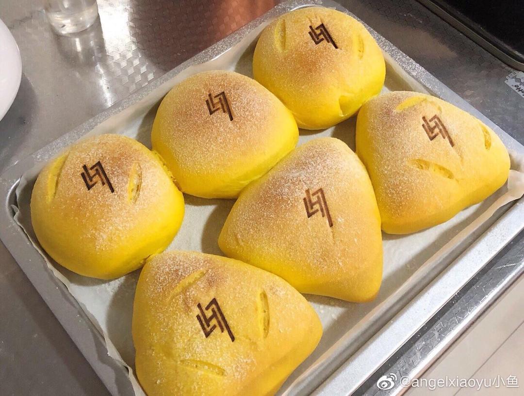 南瓜乳酪面包，云朵般柔软，奶酪般香浓，烙印logo