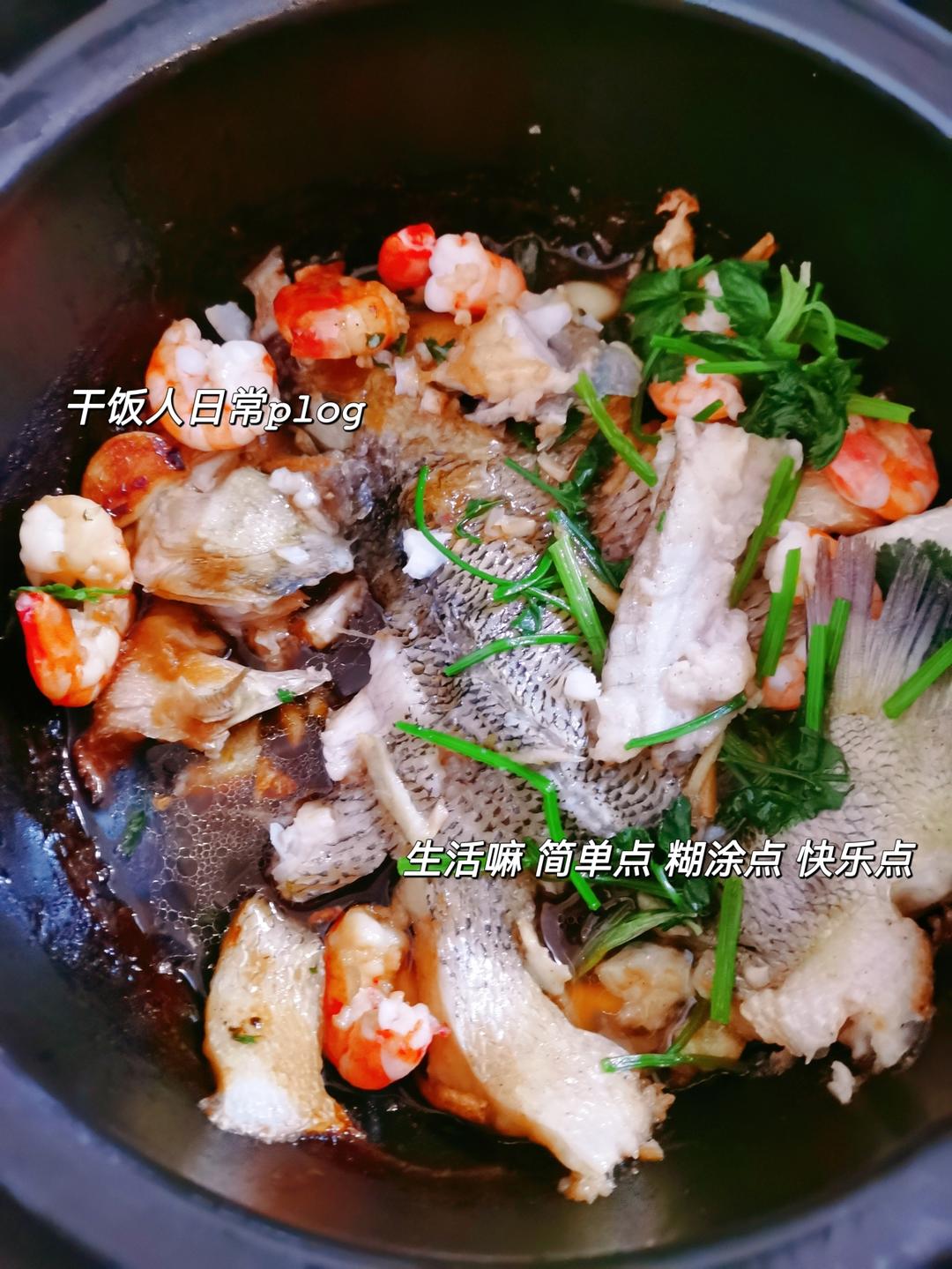 妈妈做的鲜虾鲈鱼煲，鲜香嫩滑营养美味，孩子抢着吃