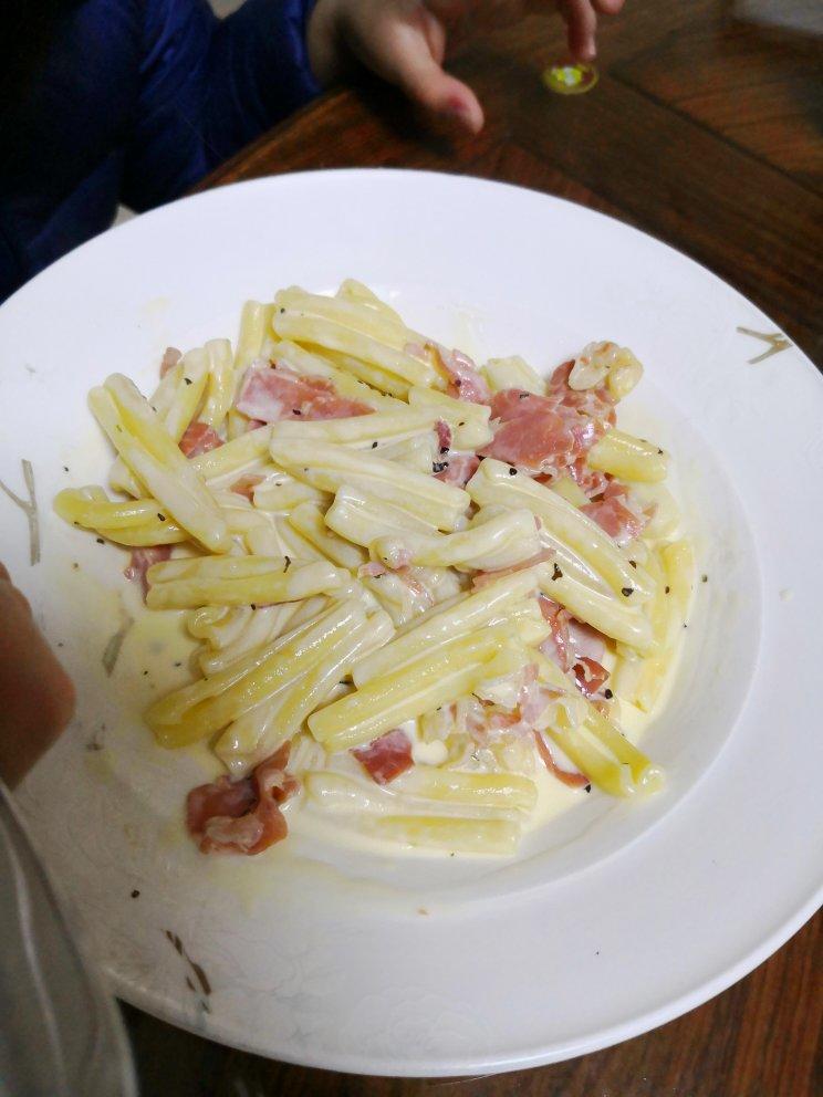 奶油培根意大利面