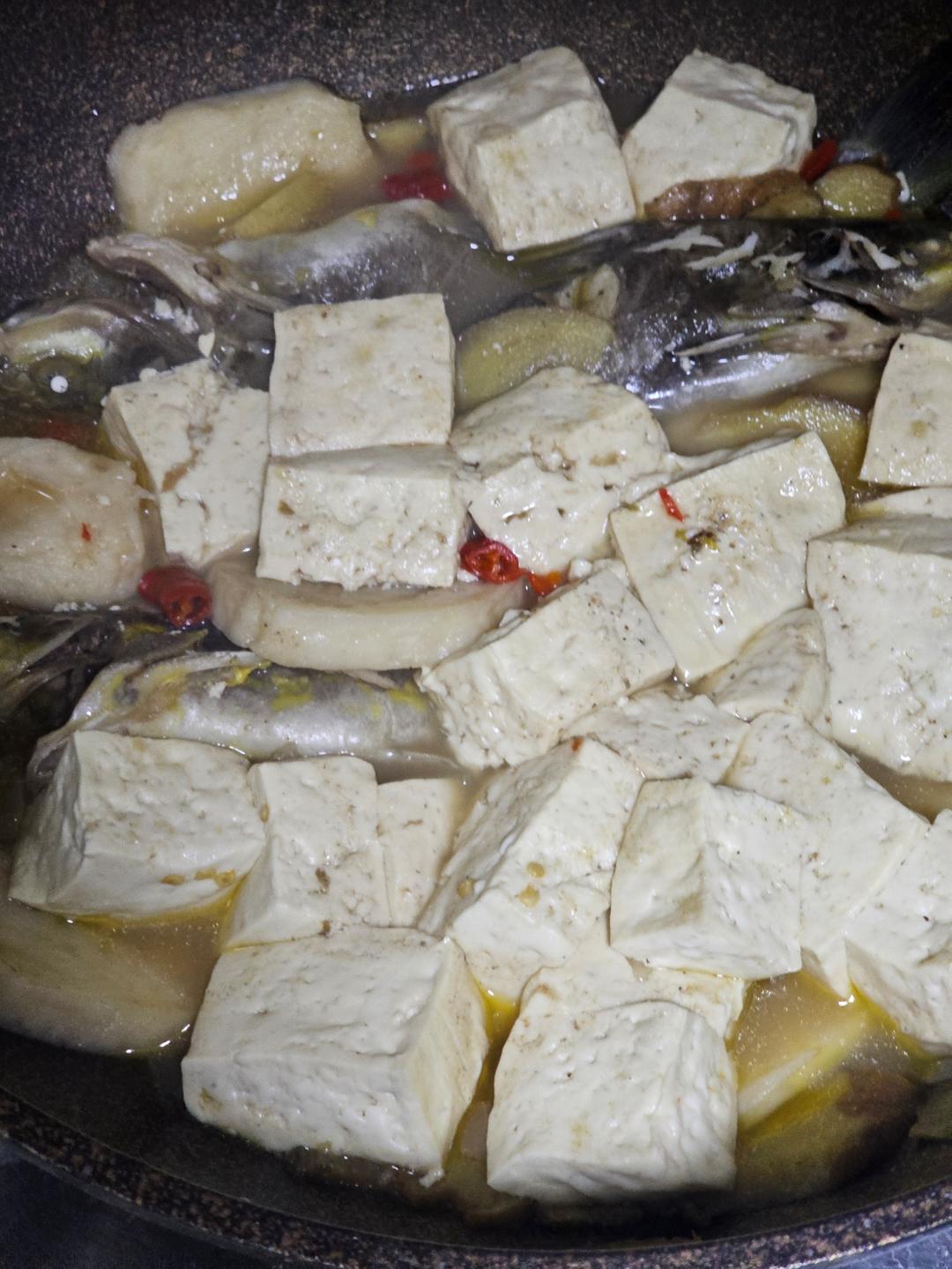【下饭菜】简单又下饭的黄骨鱼焖豆腐