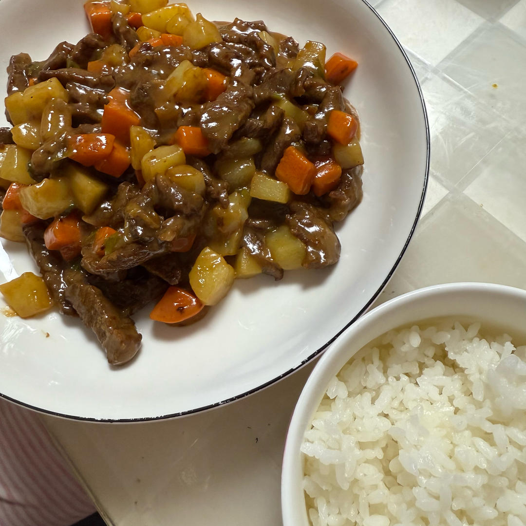 土豆燉牛肉之饭扫光，这样做也太香了吧，还没出锅已是浓香四溢了