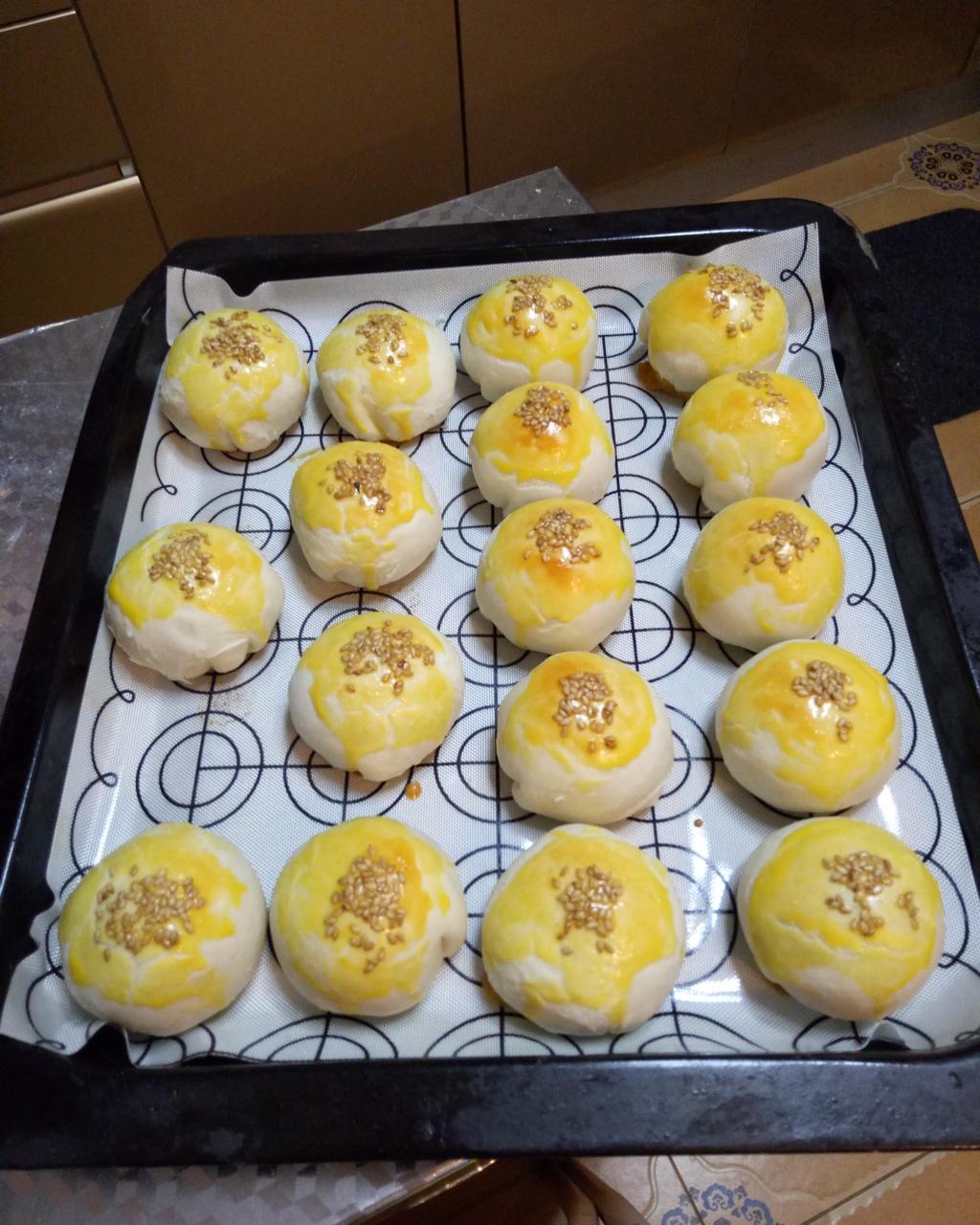 蛋黄酥 Danhuangsu