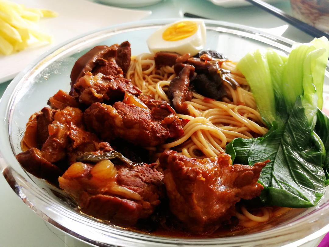 大淘淘做的红烧排骨面