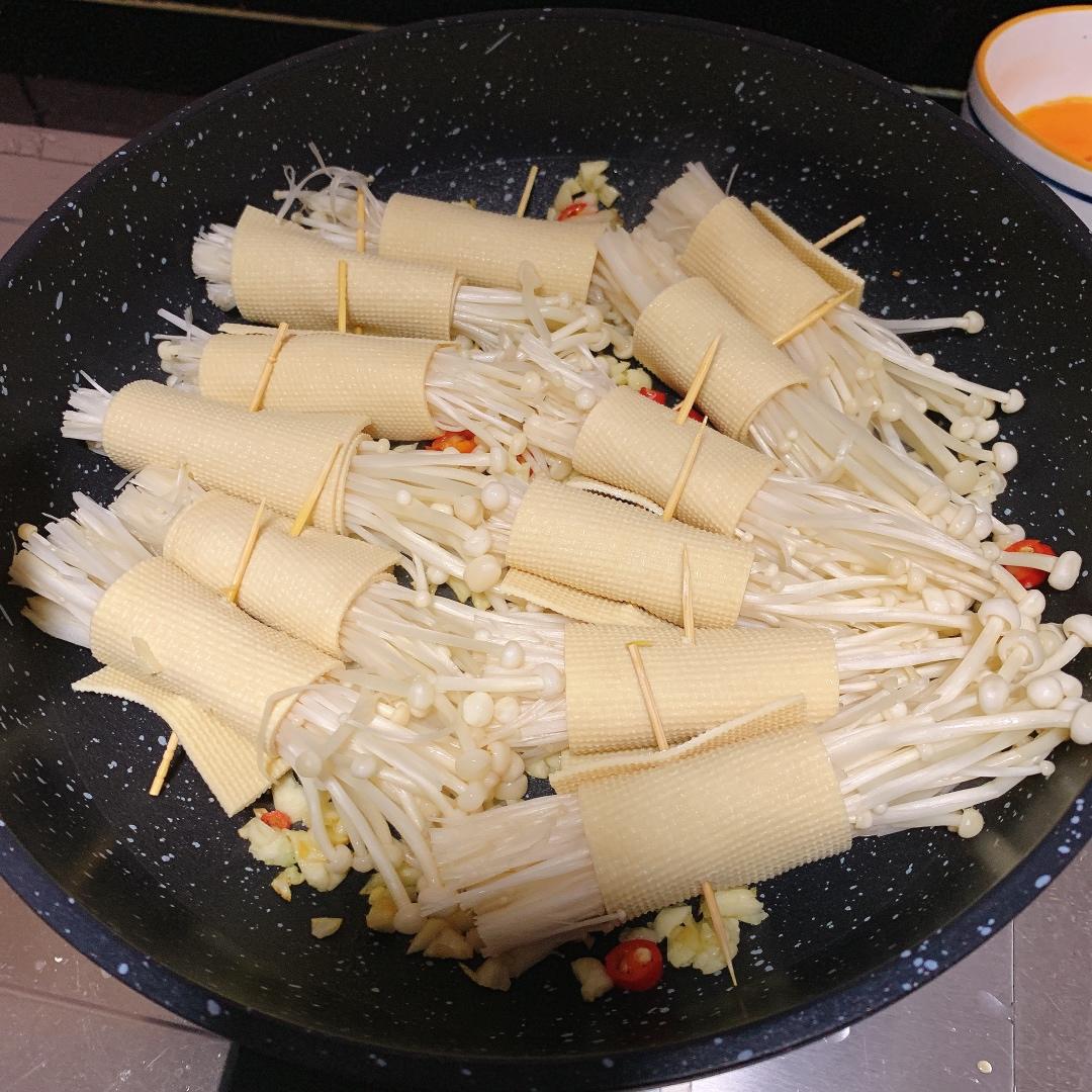 平平无奇的黑暗料理小当家做的千张金针菇卷