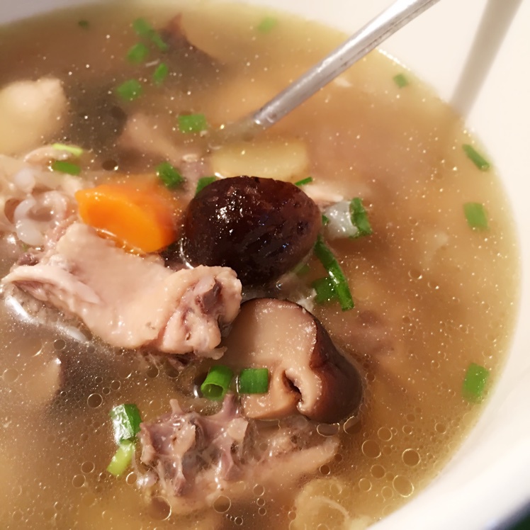 菌菇炖鸡汤