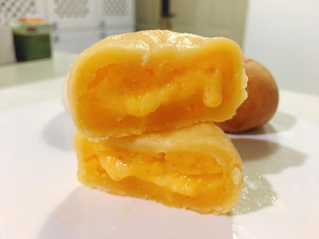 💃奶黄流心月饼——这是可以让你坐稳朋友圈厨霸位置的月饼🥮，没人点赞算我输👎