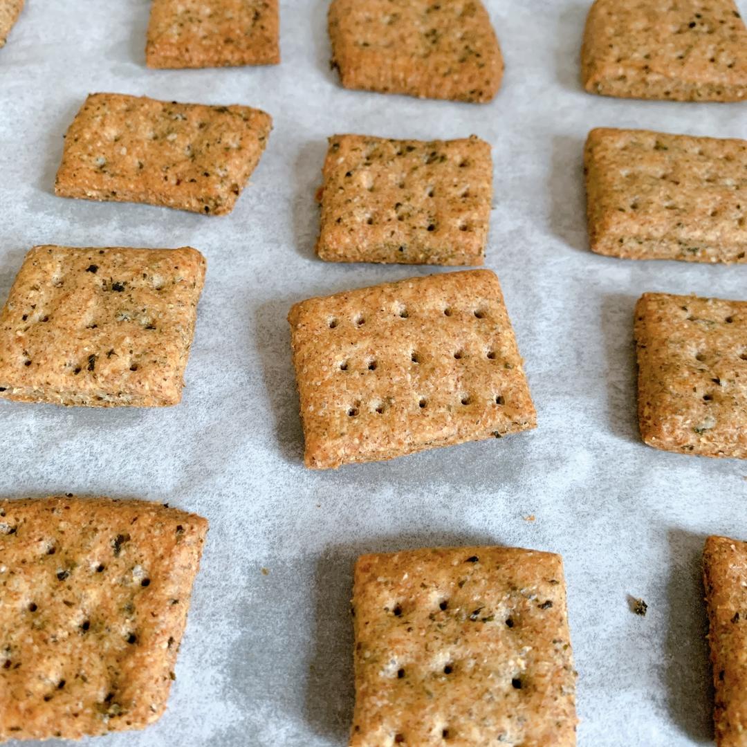 薄薄的，脆脆的，减肥期也能吃的全麦苏打饼干