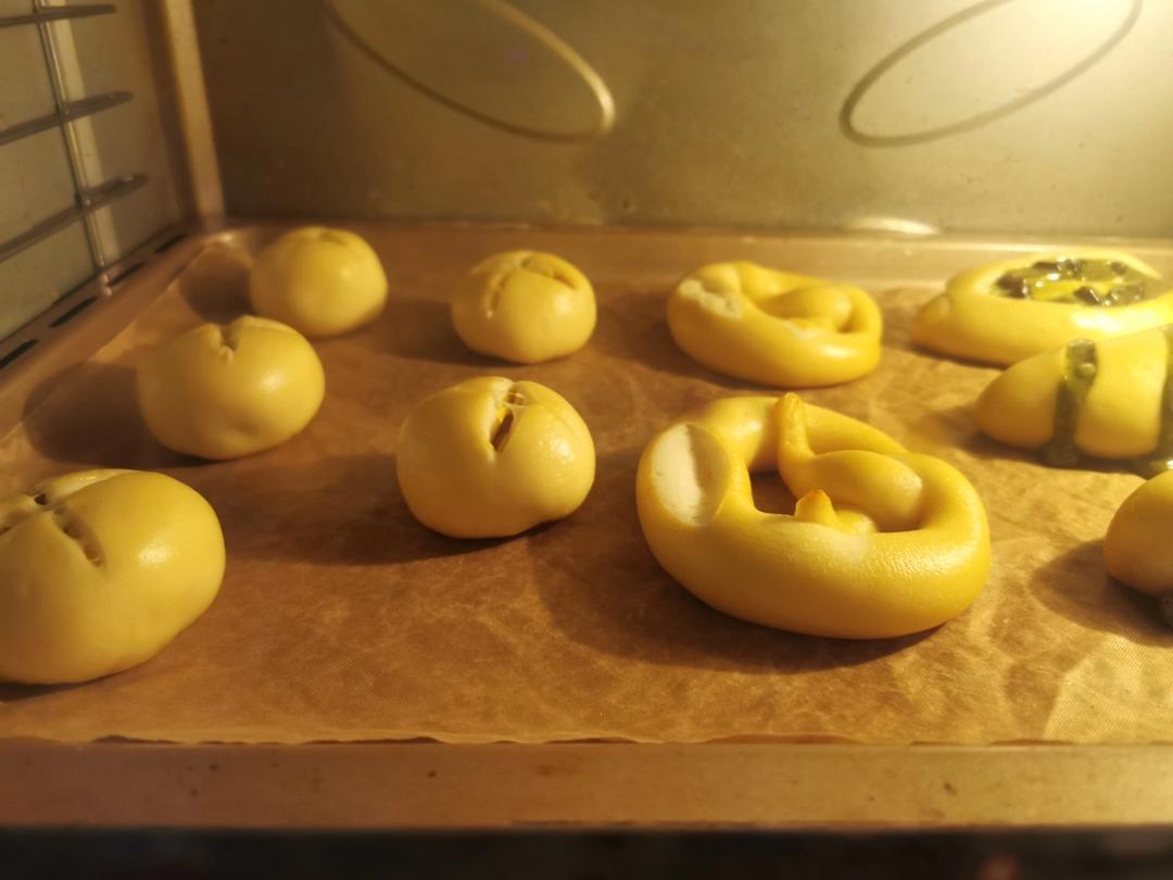 抹茶奶酥碱水面包