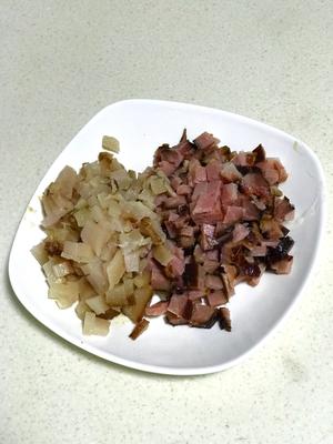 老成都豌豆腊肉煲仔饭的做法 步骤3