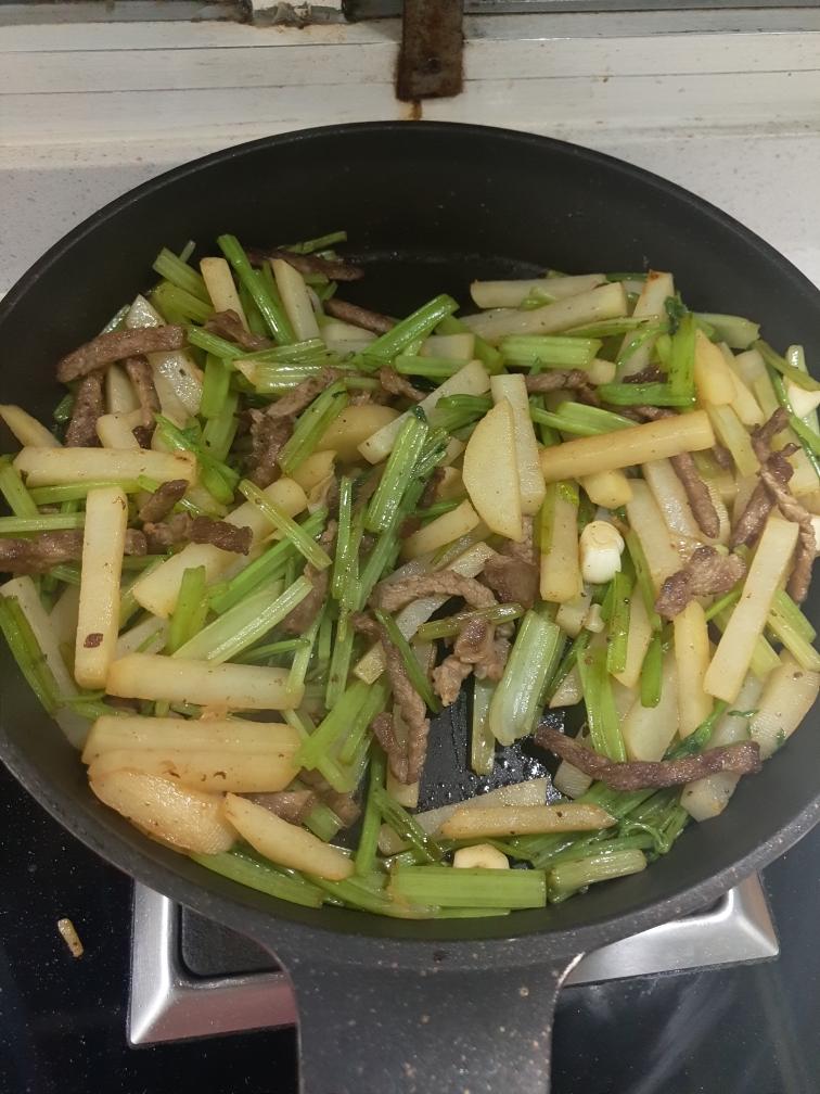 香芹土豆炒牛肉条的做法 步骤15