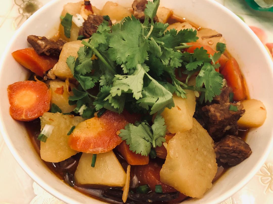 厨师长教你：“萝卜烧牛肉”的川味版做法，肉香四溢软烂入味