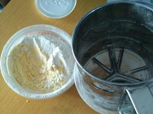 低糖少油的玉米面蛋糕的做法 步骤2