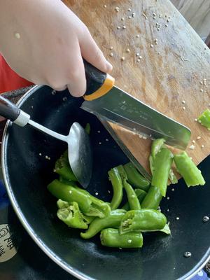 擂椒皮蛋——偷师学菜（13岁儿童版）的做法 步骤6