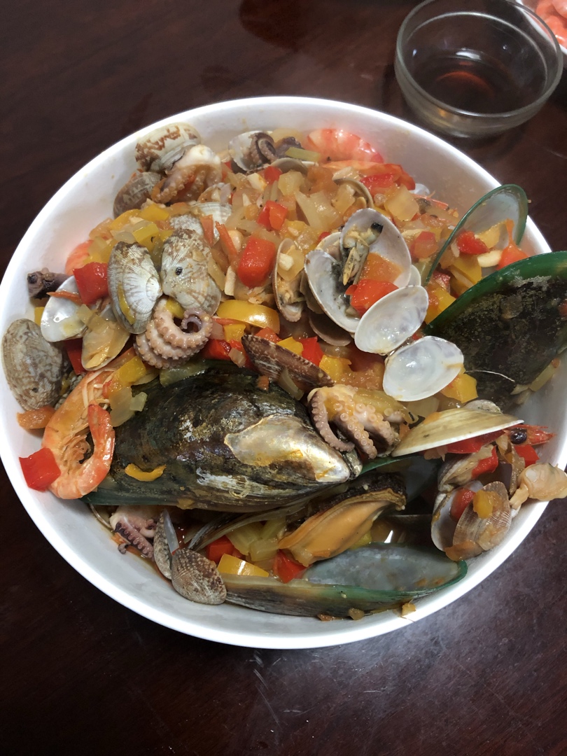 番茄海鲜锅：适合冬天的海鲜大餐，这做法简单！